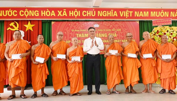 Phó Bí thư Đảng ủy MTTQ, các đoàn thể Trung ương Trần Thắng thăm, chúc Tết Chôl Chnăm Thmây 2026 tại Cần Thơ  